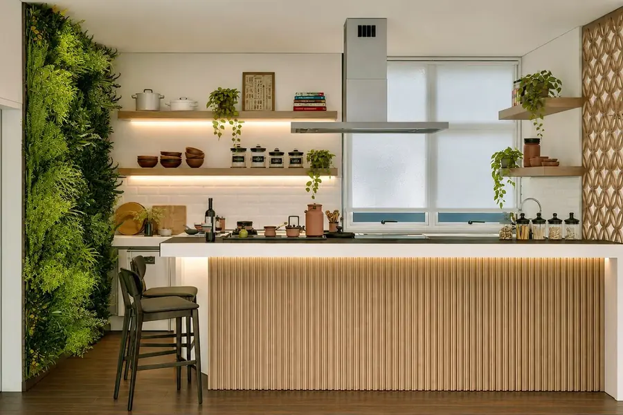 Cozinha Conceito com ilha central, coifa de inox, jardim vertical e janela ampla